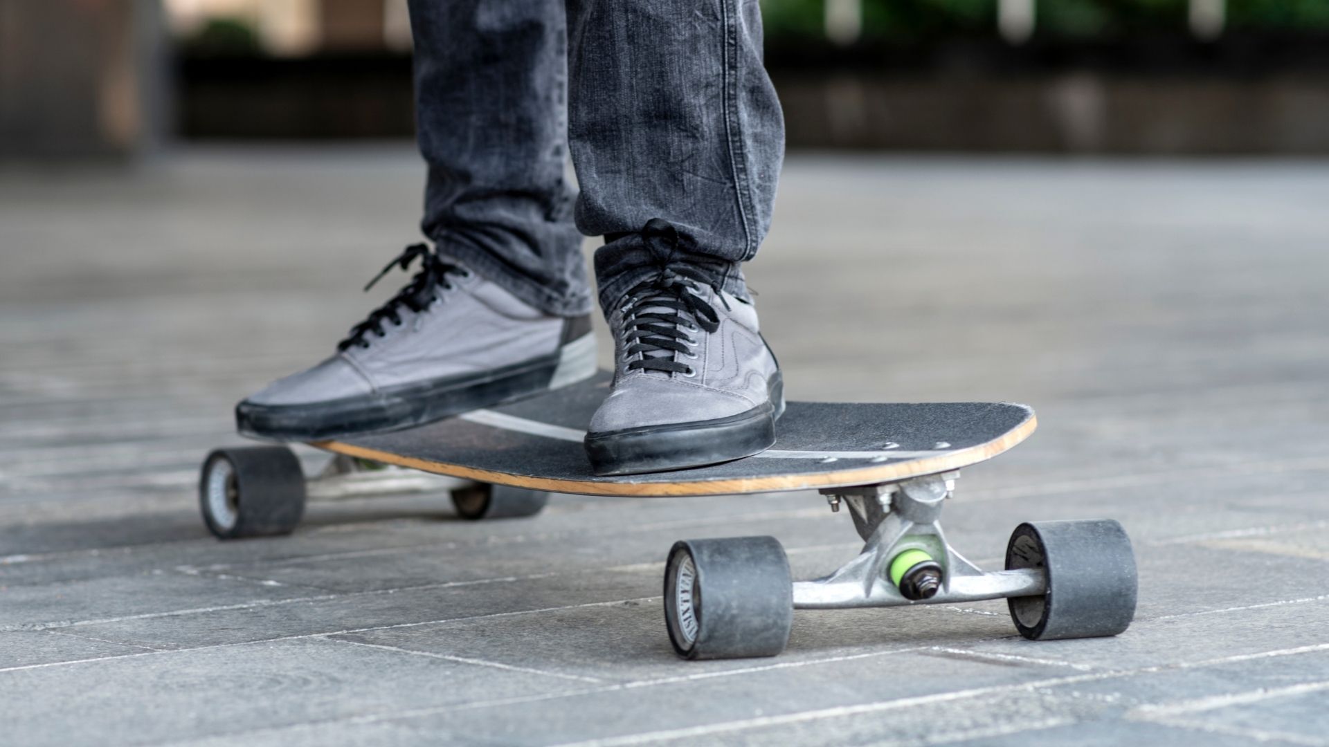 6 Ways to Stop a Skateboard